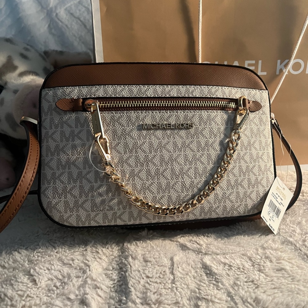 Brand new Michael Kors Crossbody new with tag on it.